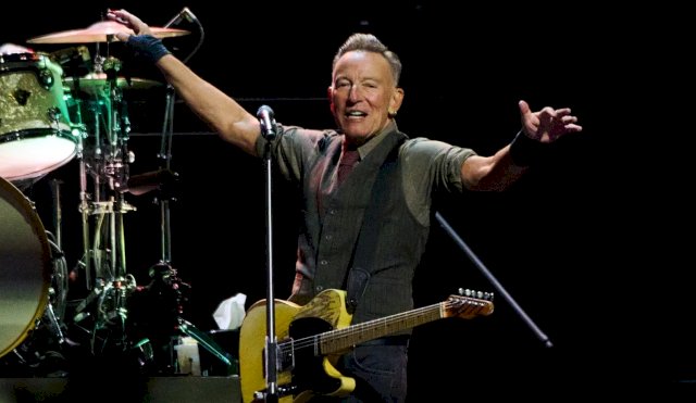 BRUCERECORDGIRA