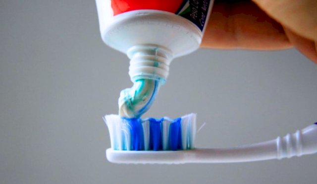 Siguen vendiendo una pasta dental a pesar de que la ANMAT prohibió su uso