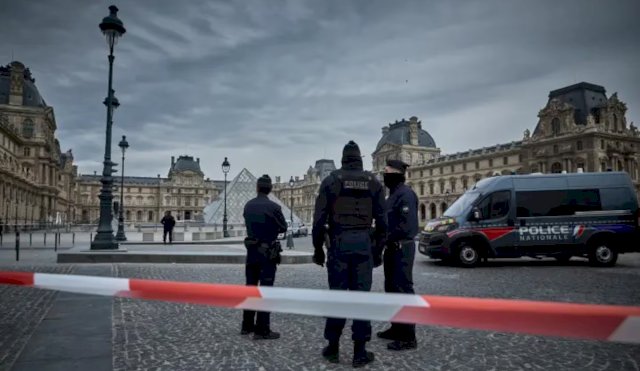 ROBOLOUVRE