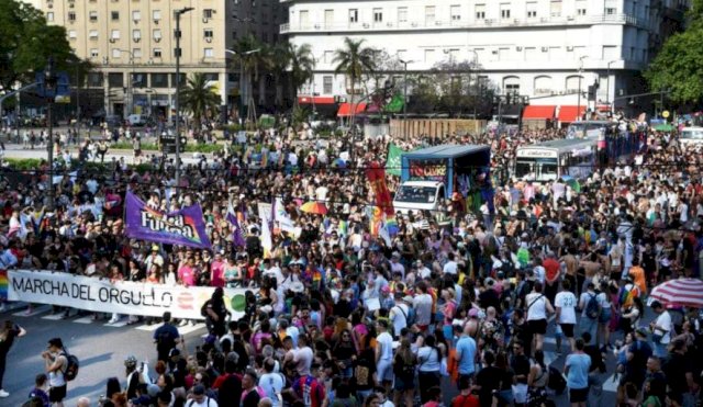 Marcha del Orgullo 2025: una multitud marchó hacia el Congreso