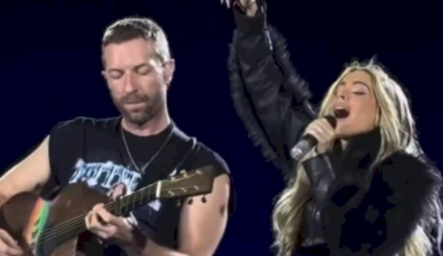 Chris Martin sorprende a todos en Futttura junto a Tini