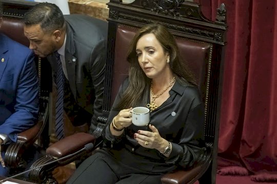 VILLARRUEL ENOJADA
